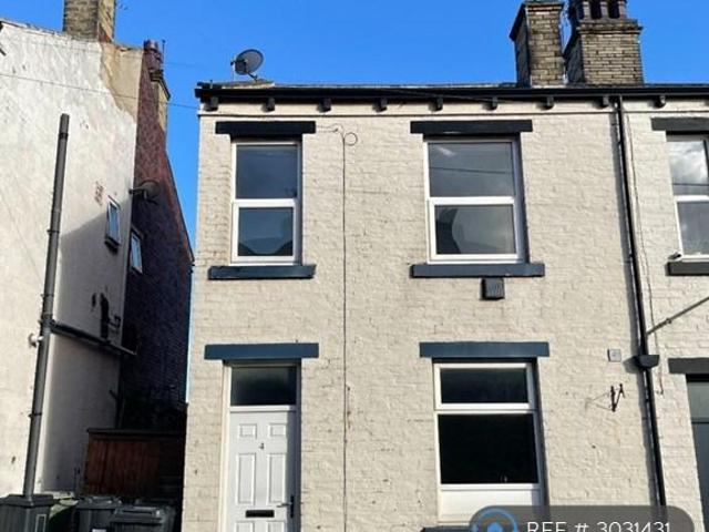 Edward Street Liversedge, Liversedge. 2 bed terraced house to rent £675 pcm £156 pw