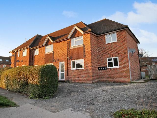 Edward Road, Alton, Hampshire GU34, 2 bed maisonette to rent, £1,150 pcm | PrimeLocation