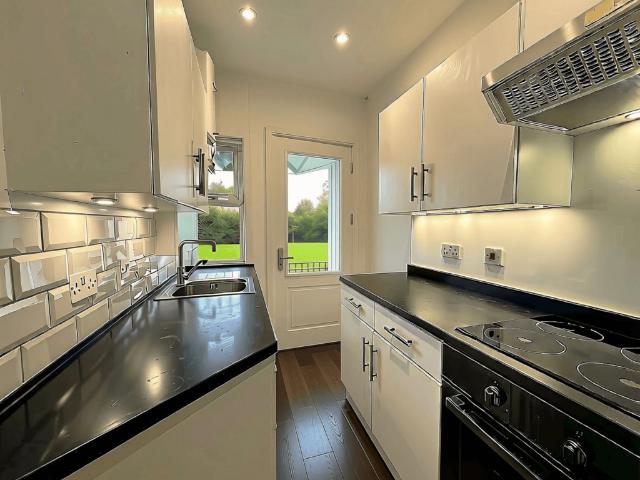 Edward Road, London, CR5 2 bed terraced house to rent £1,800 pcm £415 pw
