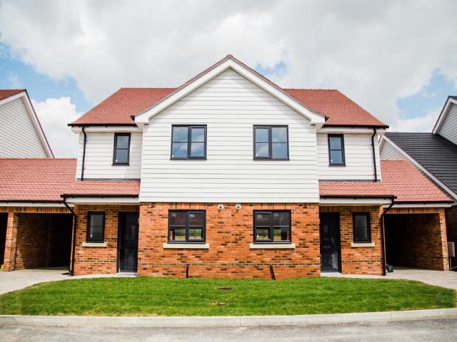 Edward Way, Polegate BN26 3 bed semi detached house to rent £1,750 pcm £404 pw