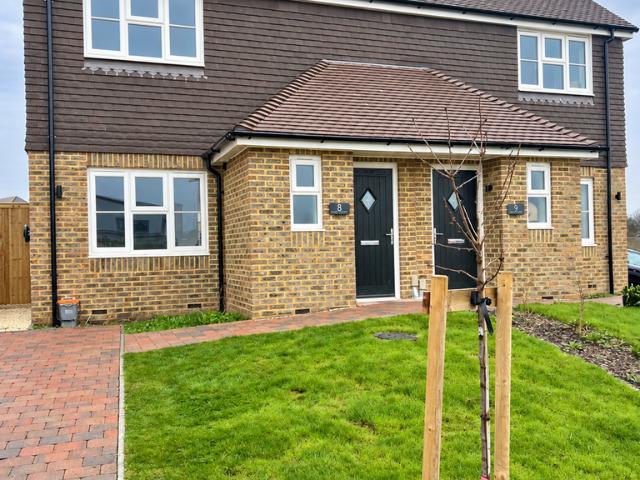 Edward Way, Polegate BN26 2 bed semi detached house to rent £1,550 pcm £358 pw