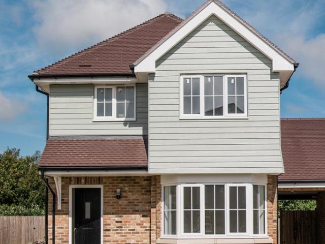 Edward Way, Polegate BN26 4 bed semi detached house to rent £1,900 pcm £438 pw