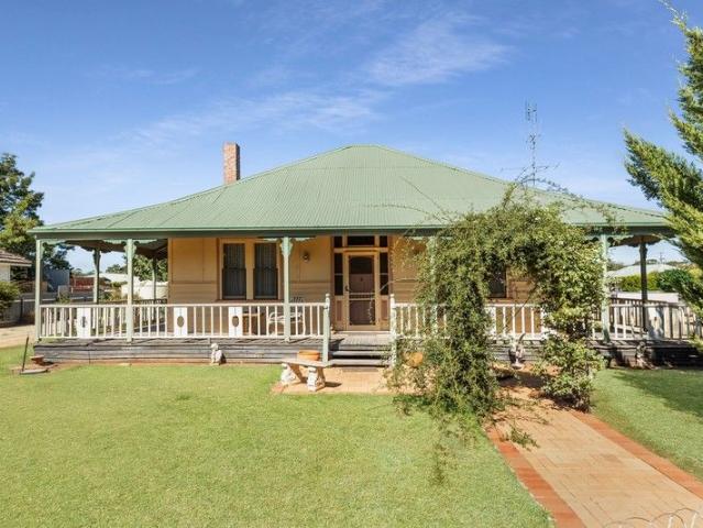 EDWARDIAN STYLE PERFECT! MASSIVE SHEDDING, 2 TITLES, HUGE BLOCK, LARGE ROOMS, RENOVATED, SOLAR! 2019 SQM BLOCK