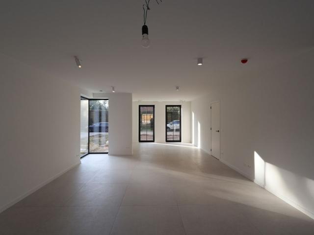 Een nieuwbouwwoning met 4 slaapkamers, tuin en garage