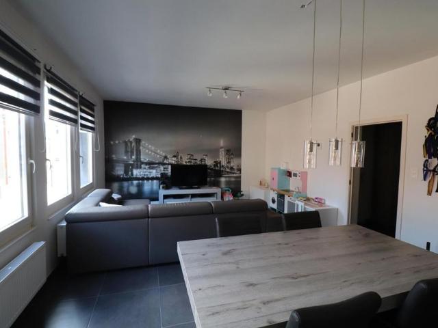 Een recent gerenoveerd appartement op de eerste verdieping met terras en autostaanplaats