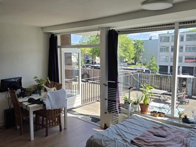 Een ruime studio per beschikbaar aan de