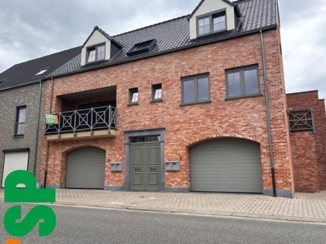 Eénslaapkamer appartement met terras en carport nabij het ce