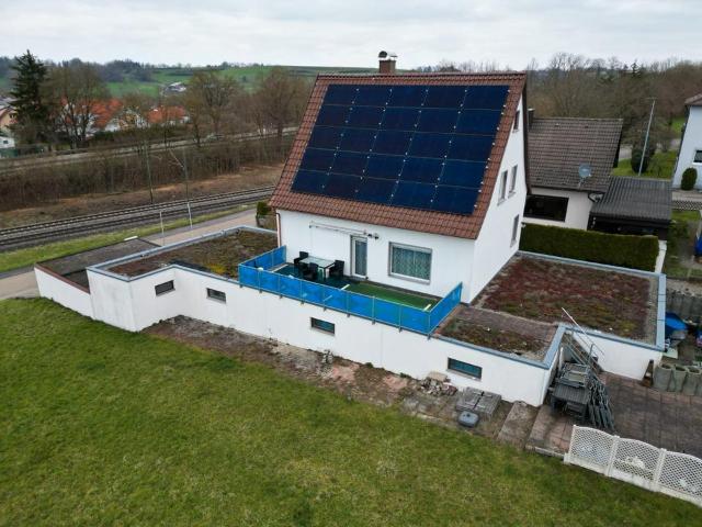 EEK A, 4,5 Zi. Einfamilienhaus, großem Garten plus 130 m² Gewerbe
