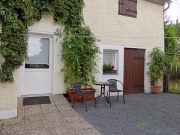 EF0475_M Dresden: Radebeul, kleines separates Apartment, möbliert, WLAN, Waschmaschine inklusive, Sitzecke im Garten