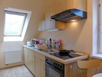 EF0487_M Dresden: Briesnitz, kleine möblierte Dachgeschosswohnung mit separater Küche, WLAN inklusive