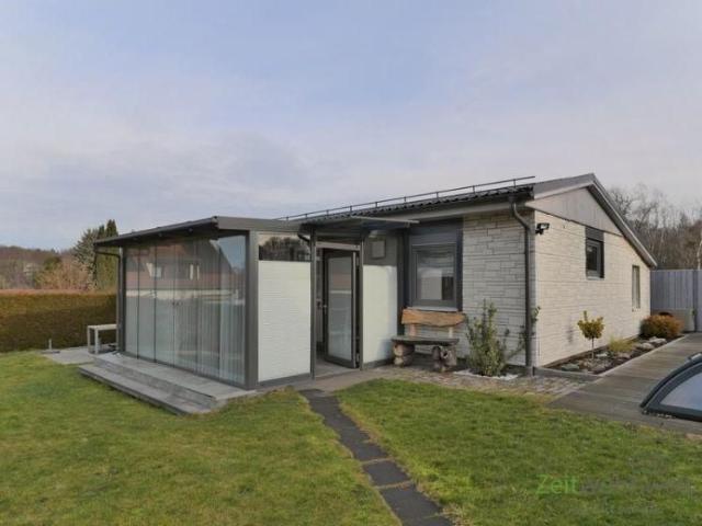 EF1235_M Dresden: Bühlau/Weißer Hirsch, kleiner möblierter massiver Bungalow mit Wintergarten