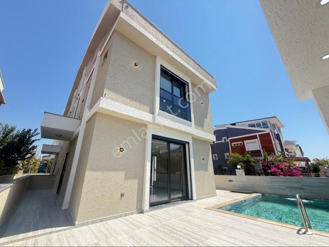 Efeler’de Satılık 3+1 Özel Havuzlu, Otoparklı Villa