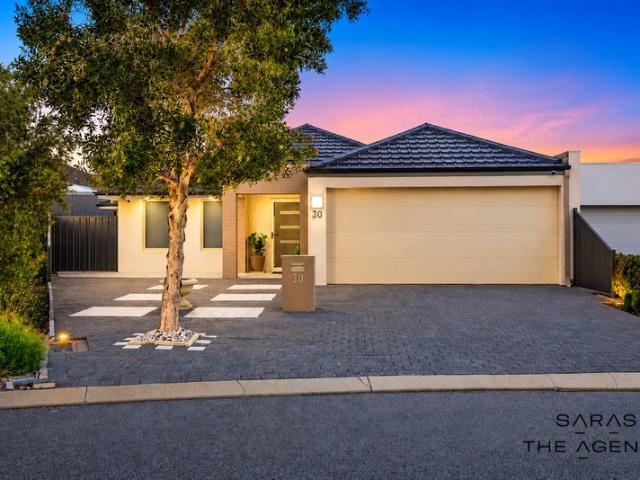 EFFORTLESS MODERN LIVING IN A PRIME PARKSIDE LOCATION!
