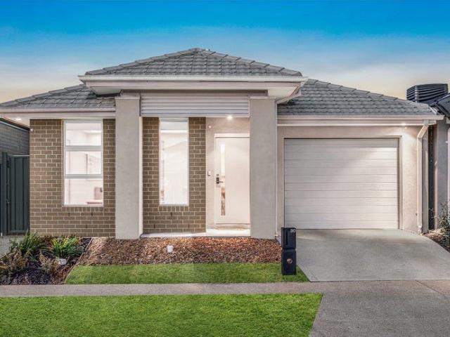 Effortless Modern Living in a Stylish, Low Maintenance Setting!