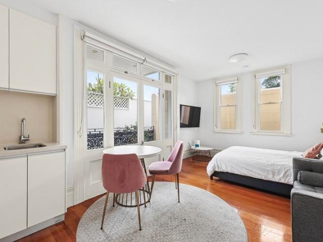 Effortless Apartment Living in the Heart of Ravenscourt