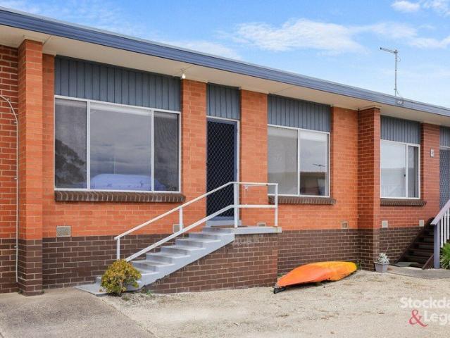Effortless Beachside Living in Central Cowes