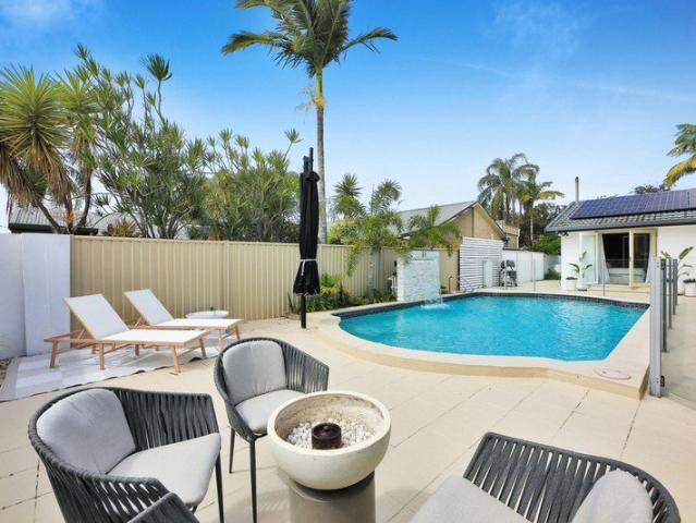 Effortless Coastal Living, Moments from the Heart of Burleigh