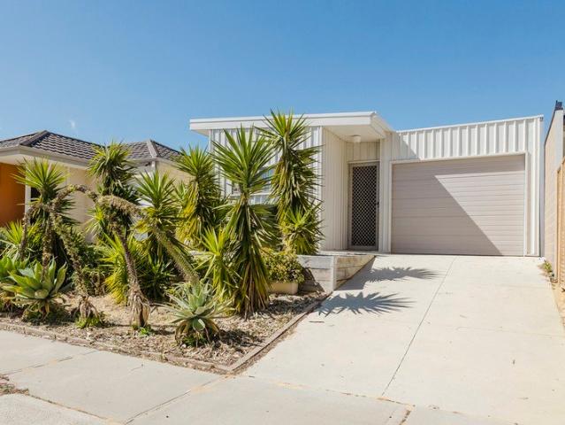 Effortless Coastal Living, Moments from the Lagoon!