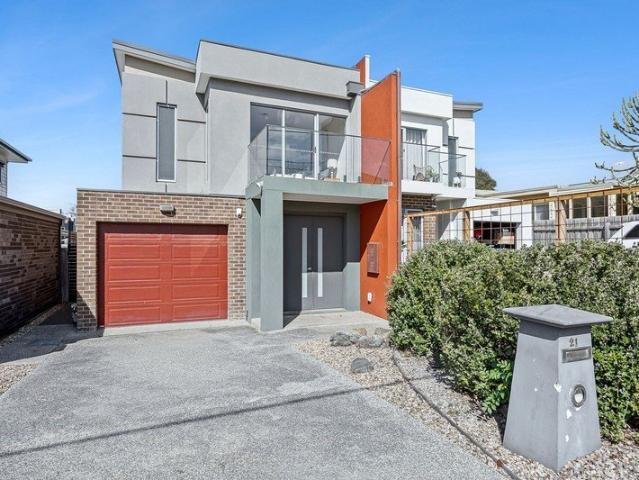EFFORTLESS COASTAL LIVING IN A PRIME TORQUAY LOCATION