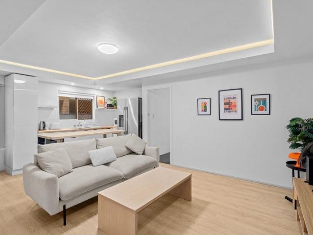 Effortless Coastal Living in Surfers Paradise!