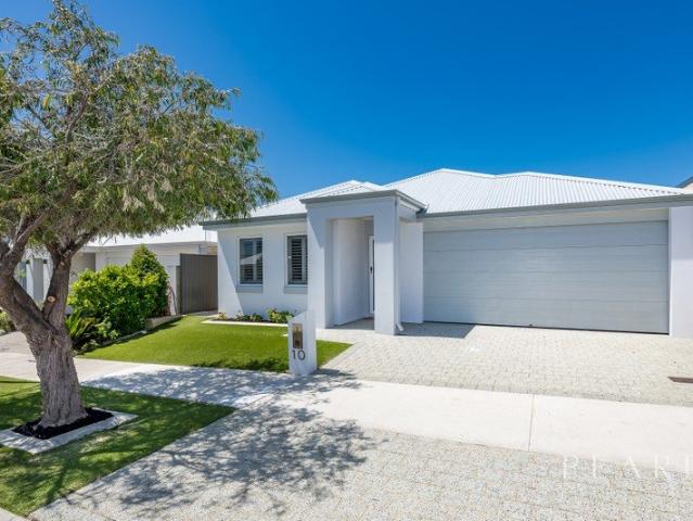 Effortless Coastal Living Walk to the Beach