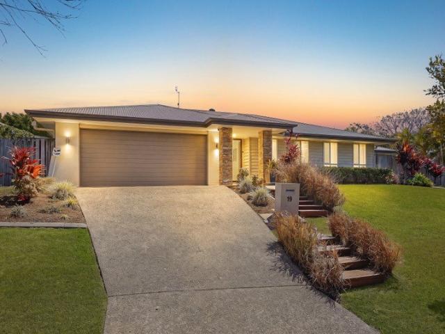 Effortless Contemporary Comfort with a Spacious Floorplan in Sought After Genesis Estate