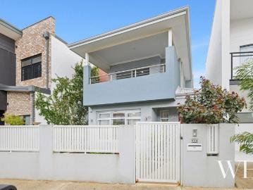 Effortless Contemporary Living Moments from the Beach