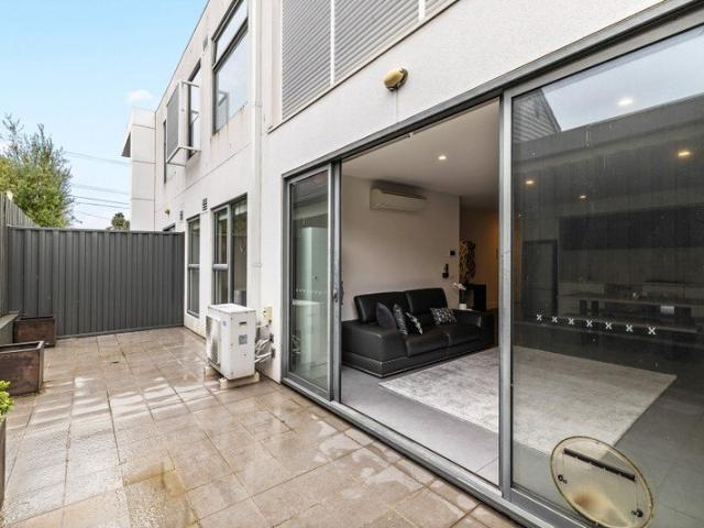 Effortless Courtyard Living in Perfect Position