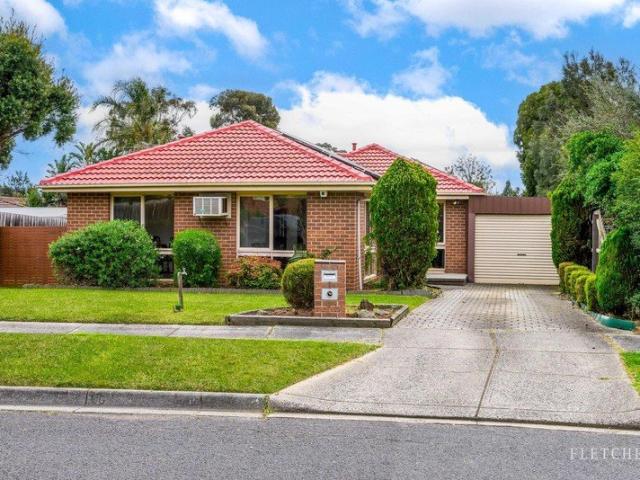 Effortless Family Living in a Peaceful Court Setting