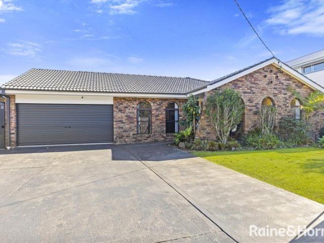 Effortless Family Living with Peaceful Park & Tuggerah Lake Views