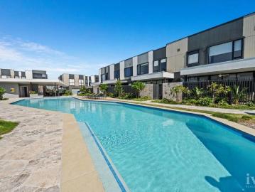 Effortless Luxury and Contemporary Design in Hope Island