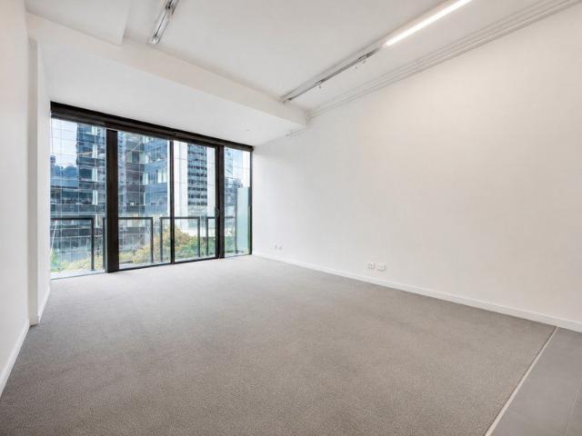 Effortless Lifestyle In Vibrant Docklands Precinct