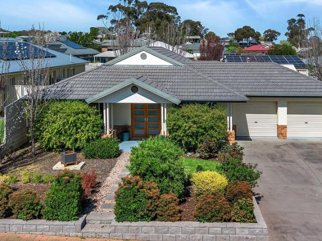 Effortless Lifestyle on Clyde Court!