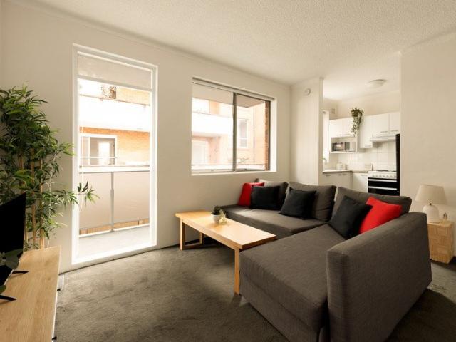 Effortless Living Between the Beach and Town Centre