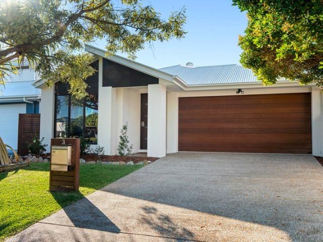 Effortless Living, Directly Opposite the Park