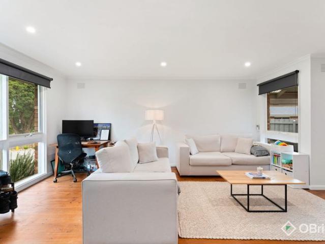 Effortless Living in the Brentwood Park School Zone!