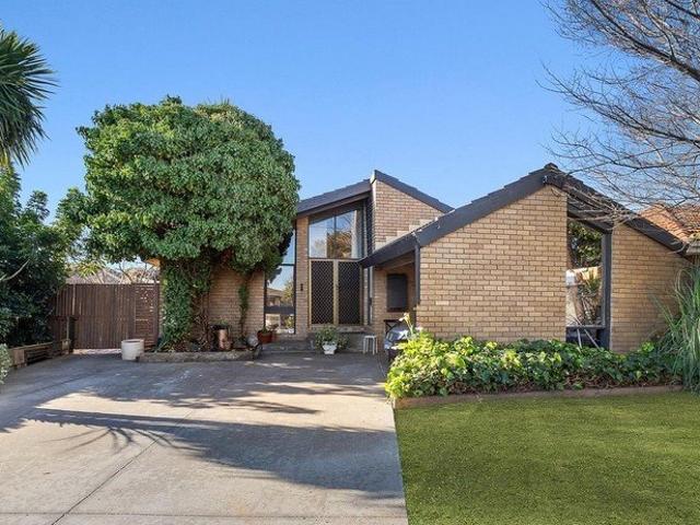 Effortless Living in a Prime Altona Meadows Location!