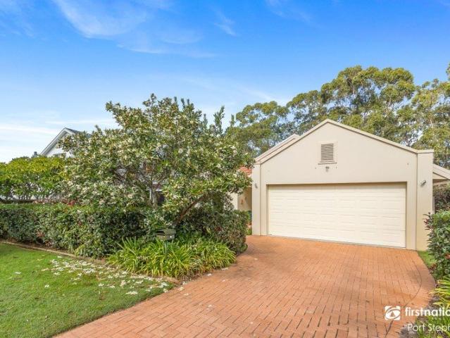 EFFORTLESS LIVING IN HIGHLY SOUGHT AFTER GOLF ESTATE!