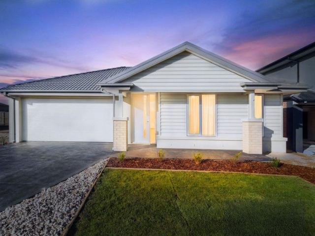 Effortless living In Officer's North. !