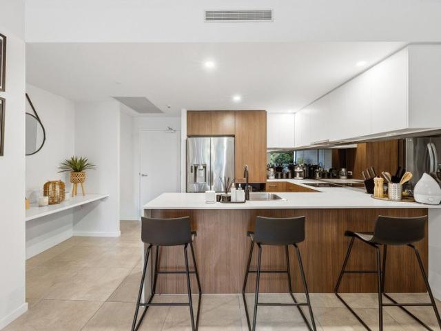 Effortless Living in One of South Lakes' Most Sought After Complexes