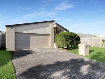 Effortless Low Maintenance Living in a Quiet Family Friendly Pocket!