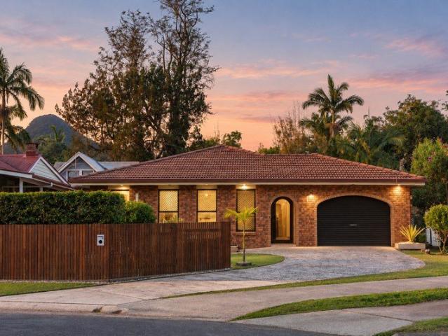 Effortless Style, North Facing Family Home, Walk to Town