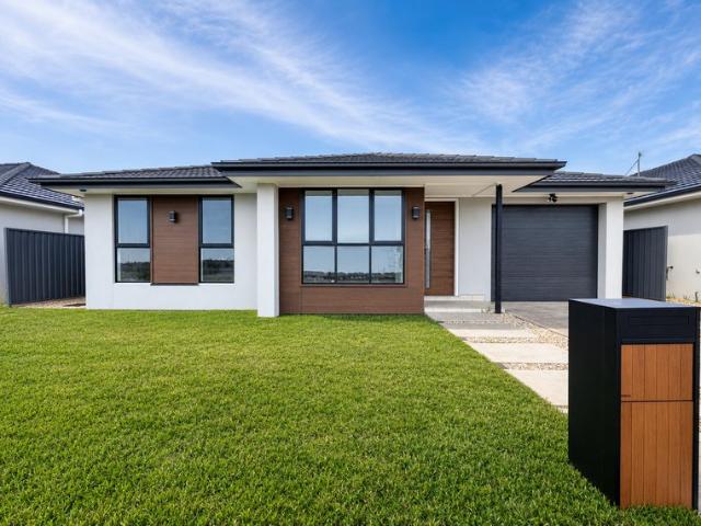 Effortless Style in Sought After Windermere Estate 3 Bedrooms, 2 Bathrooms, Ducted, Alfresco, Garage