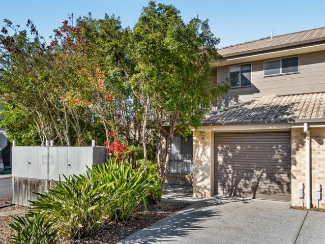EFFORTLESS TOWNHOUSE LIVING ON THE EDGE OF KEDRON BROOK BIKEWAY