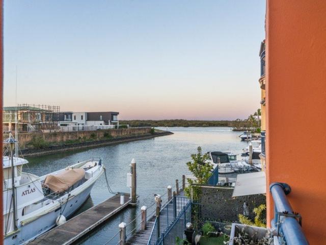 Effortless Waterfront Living on Hope Island