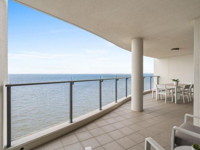 EFFORTLESS WATERFRONT LIVING WITH STUNNING BAY PANORAMA