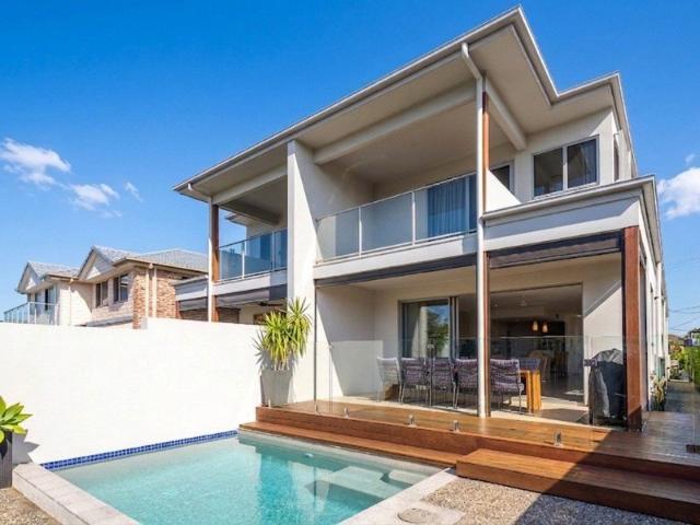 Effortless waterfront living with your own sandy beach, pool and pontoon