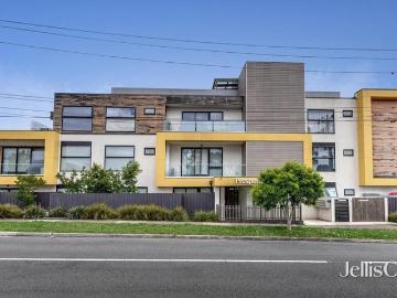 Effortlessly stylish in exceptional lifestyle location