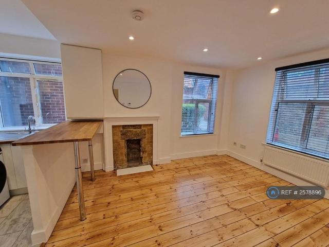 Effra Court, London, SW2 1 bed flat to rent £1,795 pcm £414 pw