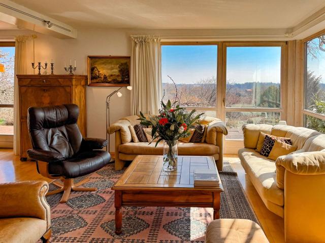 EFH in erhöhter Lage mit Weitblick über die Berge und den Schloßsee – Liegenschaft mit Potenzial